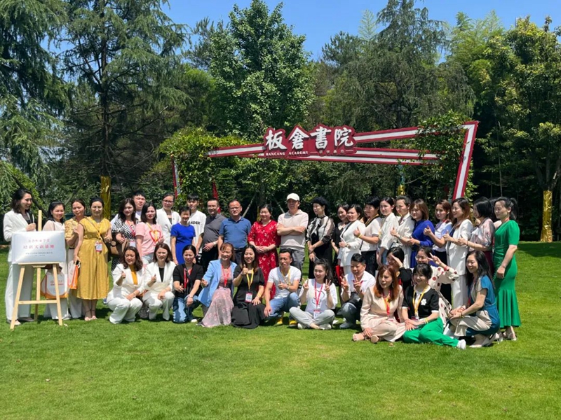 【萬合恒業(yè)學(xué)堂-培訓(xùn)實(shí)訓(xùn)基地】在楊昌濟(jì)先生故鄉(xiāng)開慧鎮(zhèn)板倉書院正式揭牌。同日萬合第40屆【國際說服力銷講】開班