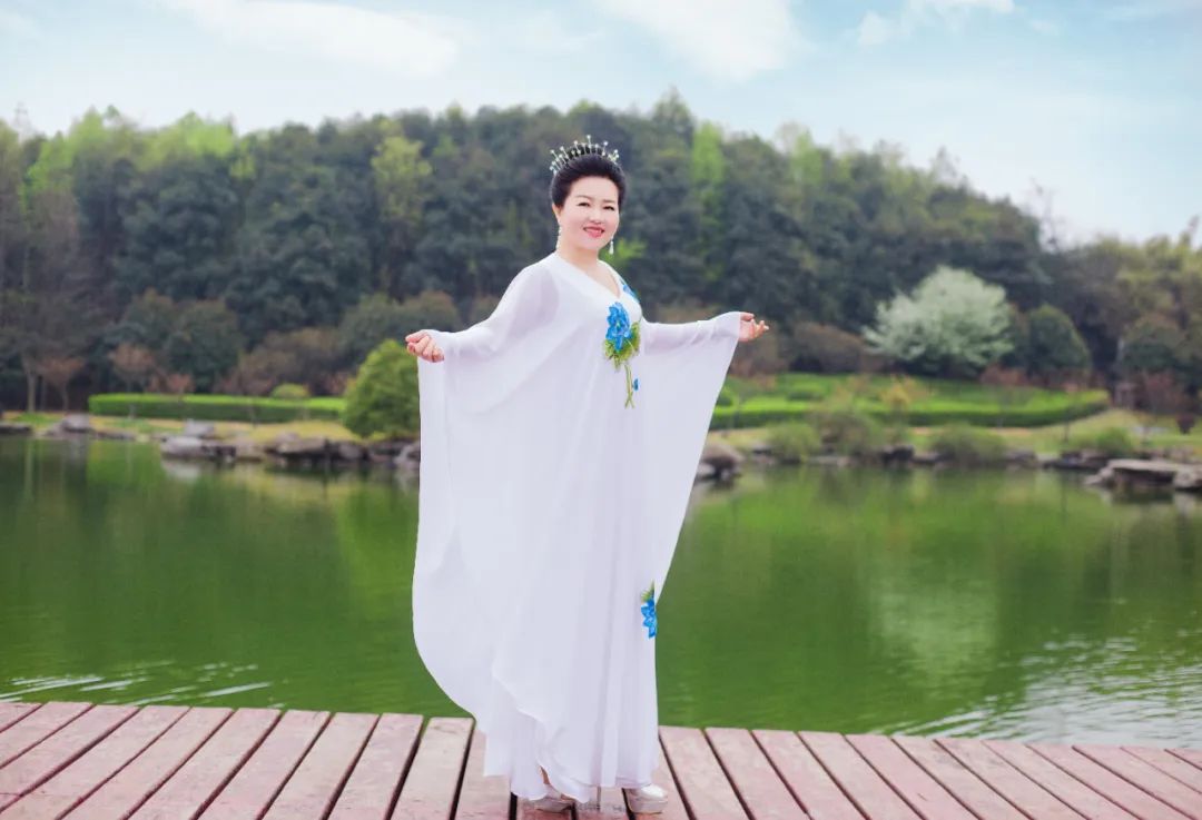  最美撫仙湖，最撫“凡人”心！《萬(wàn)合智慧覺(jué)醒》5月24日云南撫仙湖開(kāi)啟！讓我們一起遇見(jiàn)最美的自己！ 